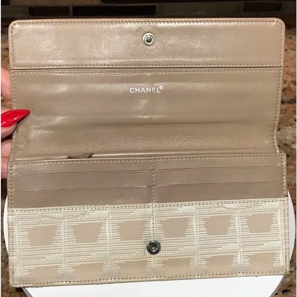 CHANEL Travel Line Continental Wallet 😍🔥❤️ - Picture 7 of 17